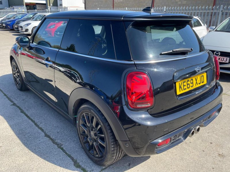 MINI HATCH